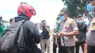 Kapolres Sidoarjo Tak Ketingalan Ikut Bagikan Masker Pada Pengendara