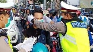 Sat Lantas Gersik Bagi-bagi Masker di Simpang 4 Kebomas