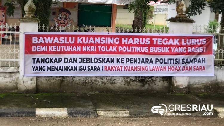 Diduga Geram Pelaku Sara, Spanduk Desakan Terpampang di Bawaslu