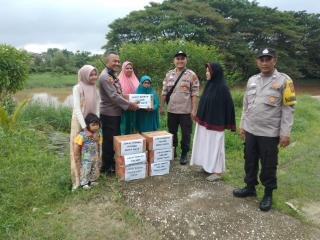 Peduli Masyarakat Polsek Bukit Raya Laksanakan Keamanan Pemilu Damai, Berikan Paket Sembako Kepada Warga