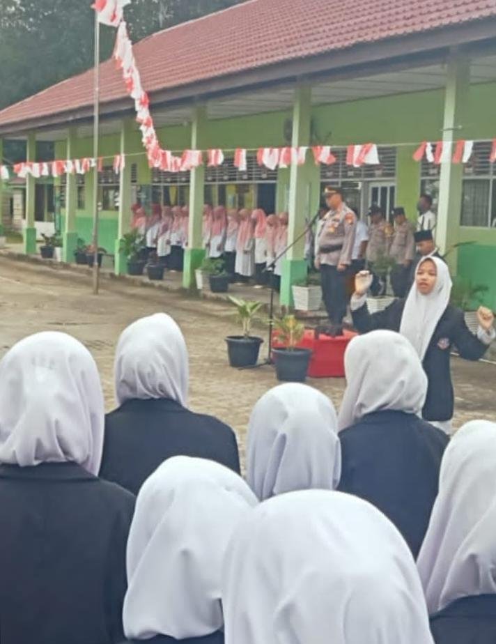 Bertugas Sebagai Pembina Upacara Bendera Di MAN 2 Kuansing, AKP Zulfatriano Berharap Semua Siswa Taat Hukum 