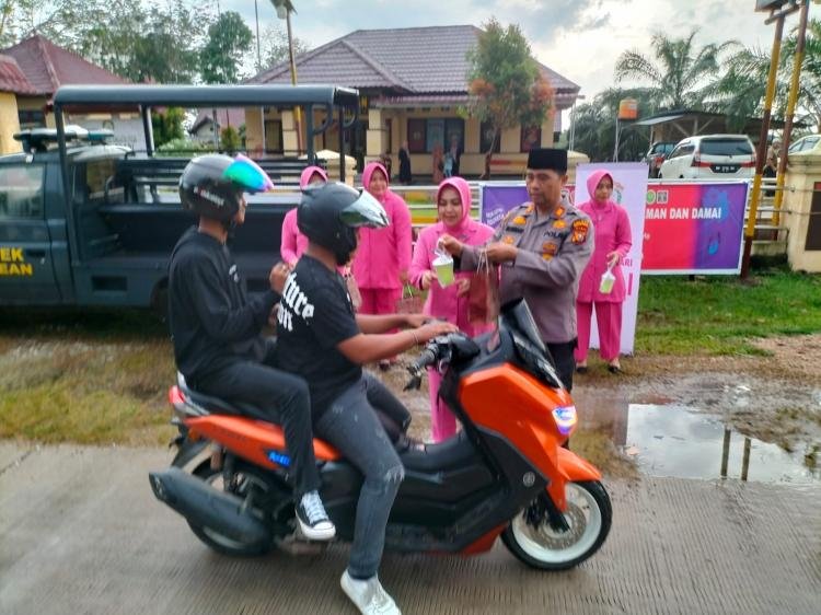 Kapolsek Pangean dan Bhayangkari Gelar Kegiatan Berbagi Takjil dan Santunan untuk Anak Yatim serta Buka Puasa Bersama