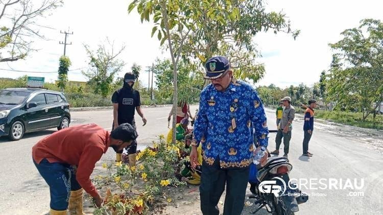 Kadis LH Rohil Ikut Bersihkan Lumpur Air Pasang Sungai Rokan