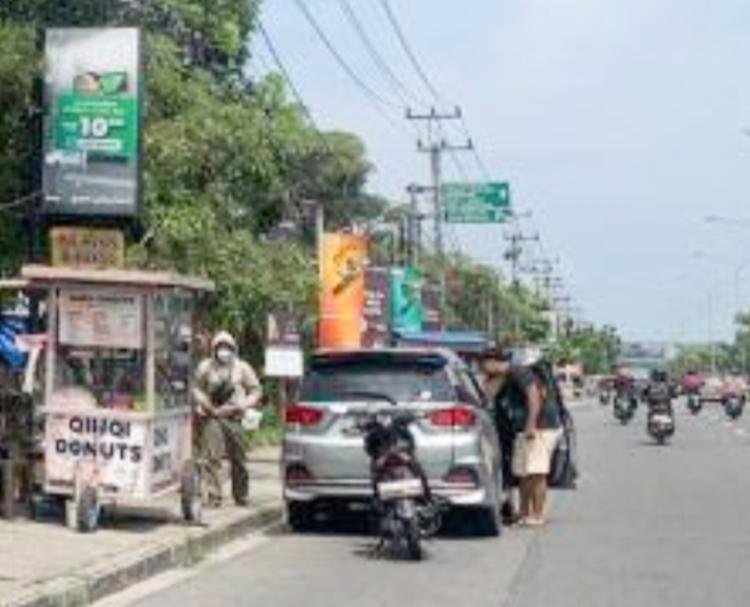 Trotoar Jalan Soebrantas Malfungsi