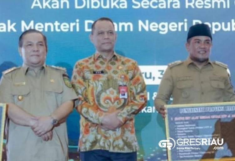 Bupati Zukri Raih Penghargaan Terbaik Terkait Pembangunan Daerah Provinsi 2024