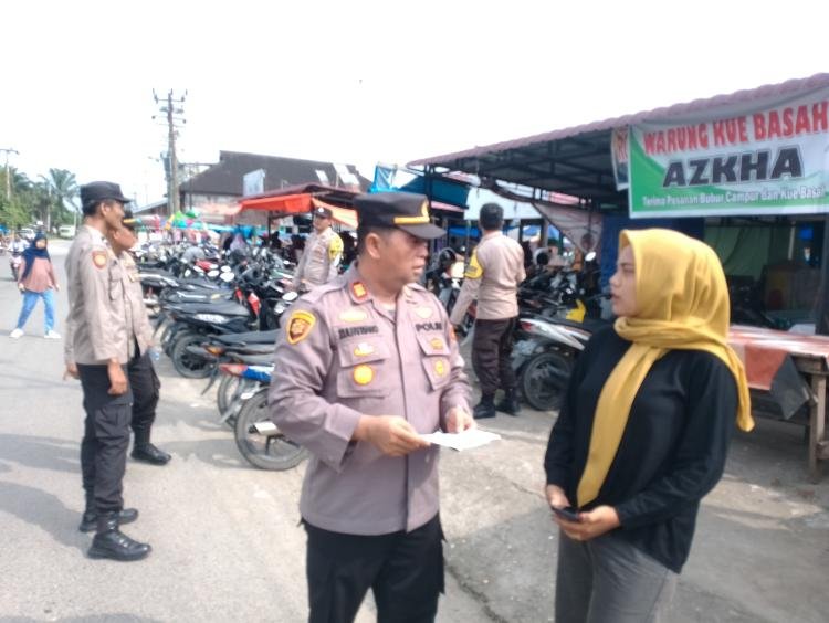 Polsek Pangean Laksanakan Pengamanan Pasar Jumat diDesa Pasar Baru  Kecamatan Pangean