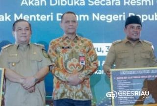 Bupati Zukri Raih Penghargaan Terbaik Terkait Pembangunan Daerah Provinsi 2024