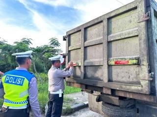 Satlantas Polres Siak Laksanakan Kegiatan Pasang Stiker Di Body Truck-Truck