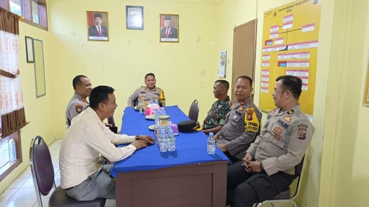Dalam Rangka Hari Bhayangkara Ke-78, Kapolres Kuansing Bersama Kapolsek Cerenti Bagikan Bansos di Kecamatan Cerenti