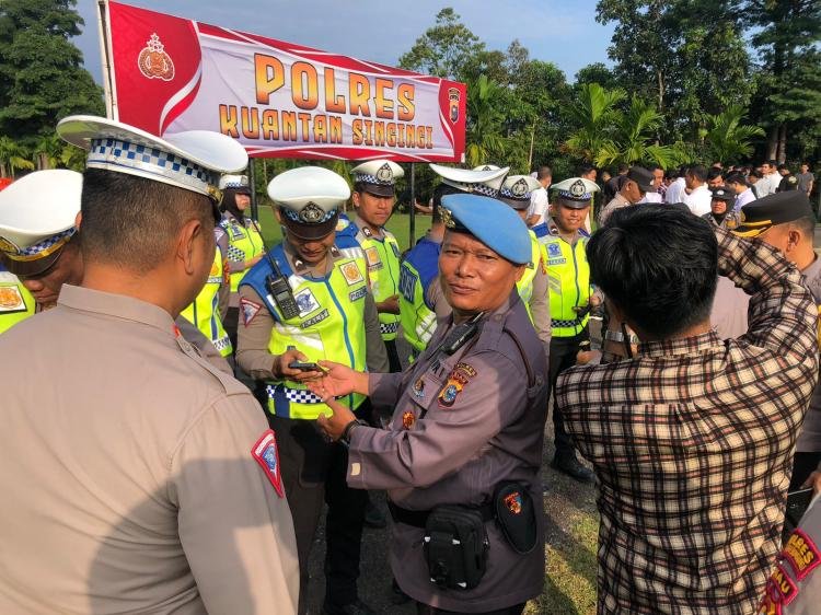 Polres Kuansing Lakukan Pengecekan Handphone Personil Polres Kuansing untuk Aplikasi dan Web Judi Online