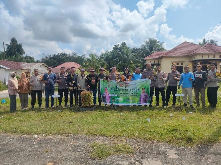 Polsek Pangean Menggelar Penanaman Pohon Dalam Rangka Peringatan Hari Bhayangkara ke-78