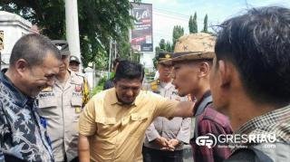 Pendemo Soroti Kabid Mainkan DAK dan APBD Pendidikan SMK di Riau