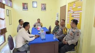 Dalam Rangka Hari Bhayangkara Ke-78, Kapolres Kuansing Bersama Kapolsek Cerenti Bagikan Bansos di Kecamatan Cerenti