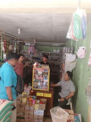 Respon Cepat Kanit Reskrim Polsek Cerenti Cek Ke TKP di Duga beredarnya Rokok Ilegal di sebuah warung  OML Kecamatan inuman 