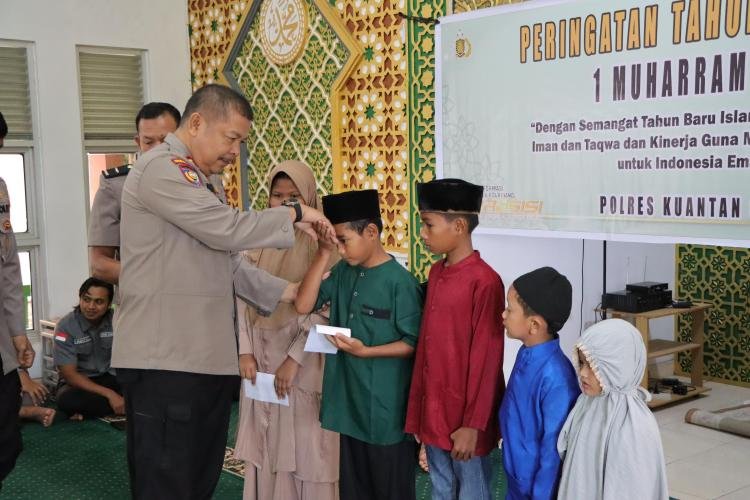 Polres Kuansing Gelar Doa Bersama dan Santunan Anak Yatim Peringati Tahun Baru Islam 1 Muharram 1446 H