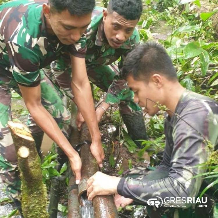 Kerja Sama Satgas Yonif 762/VYS dan Warga Perbaikan Saluran Pipa