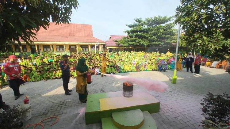 Damkar Edukasi Siswa SDN 115 Penggunaan APAR Serta Pencegahan Bahaya Kebakaran