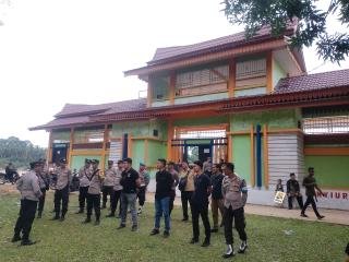 Kapolsek Cerenti  Gelar Apel Pengamanan Festival Pacu Jalur di Tepian Nyiur Melambai Kecamatan Cerenti  hari ketiga