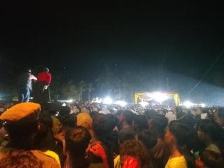 Lapangan Bola Kaki Desa Sikakak Jadi Lautan Manusia Tadi Malam,  Sri Fayola Dan Mak Lepo Pukau Warga Cerenti 