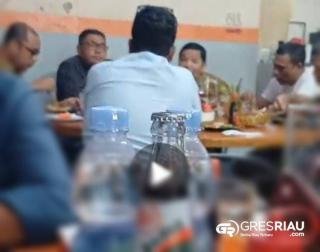 Satu OPD Ngantor di Restoran, Kadis Pendidikan Riau Bungkam