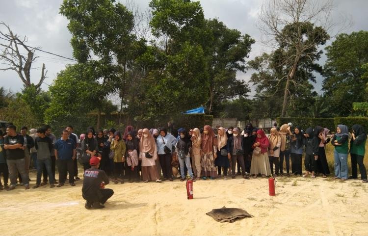 Damkar Pekanbaru Edukasi Warga Bina Widya Tentang Cara Pencegahan Kebakaran