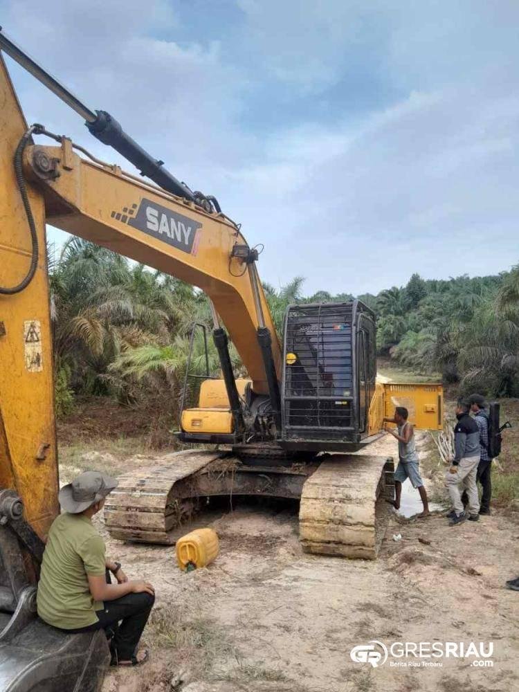 Eskavator Rambah Kawasan Hutan Rimba Baling Disewa Bersihkan Lahan Boro, Ditindak Krimsus Polda Riau