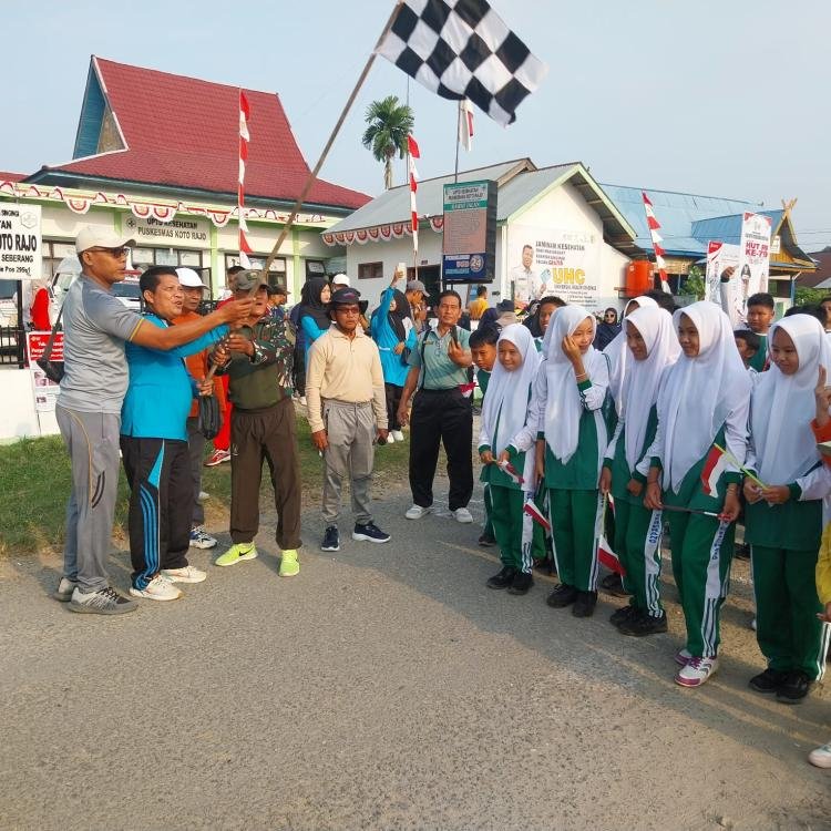 Polsek Kuantan Hilir Gelar Gerak Jalan Santai dalam Rangka HUT RI ke-79 di Kuantan Hilir Seberang