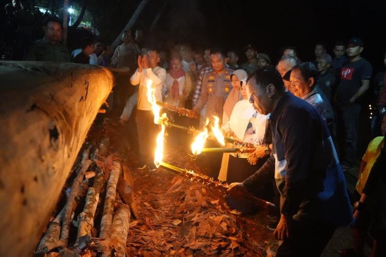 Bupati Kuansing, Melaksanakan Melayur Jalur dan Audensi Dengan Masyarakat Desa Lubuk Ambacang