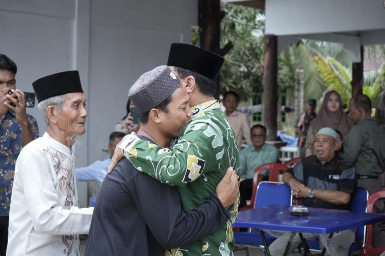 Bupati Kuansing, Memberikan Reward Kepada 23 Jamaah Umroh Berangkatkan  Ke Tanah suci