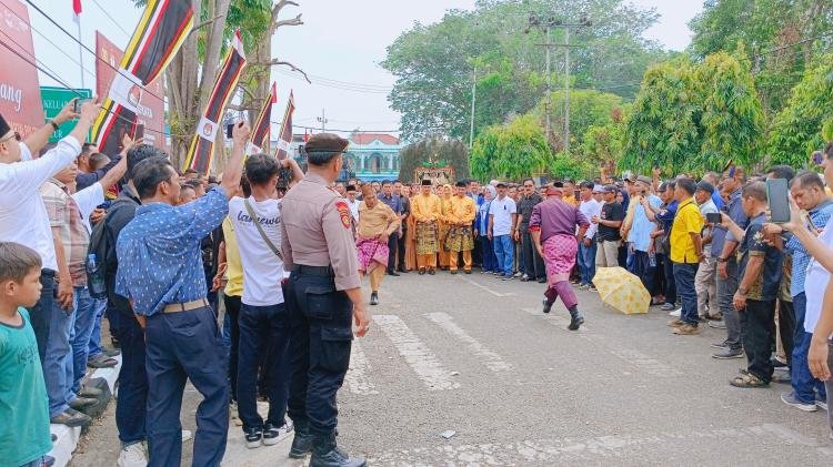 Resmi Daftar Ke KPU, Massa Adam - Sutoyo Berbondong-bondong Padati Halaman KPU Kuansing