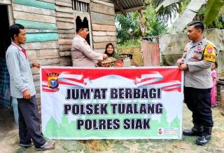 Program "Jumat Berbagi" Polri, Polsek Tualang Salurkan Sembako Bagi Warga Kurang Mampu