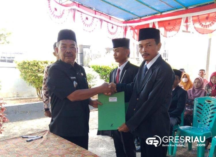 Camat Kampar Kiri Wakili Pj.Bupati Kampar Lantik Anggota PAW BPD Desa Sungai Paku