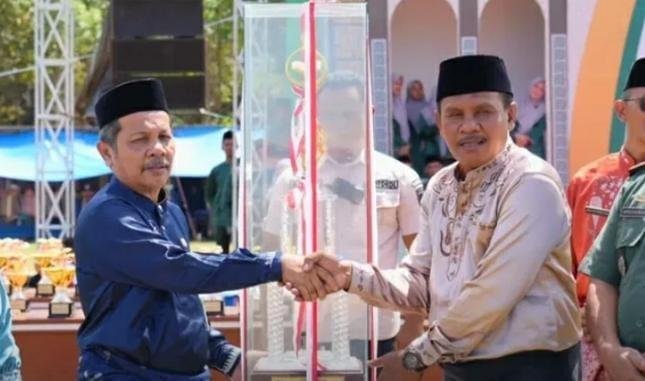 Asisten II Sekretariat Daerah, Ir. H. Maisir menutup Musabaqah Tilawatil Qur