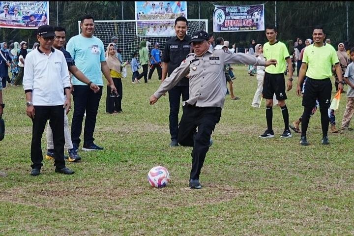 Bupati Kuansing, Secara Resmi Membuka Open Turnamen Sepak Bola Cup 2024, Di Desa Ibul Kecamatan Pucuk Rantau