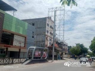 Protes Keras, Halte dan Tiang Reklame di Jalan Riau Mengancam Jiwa