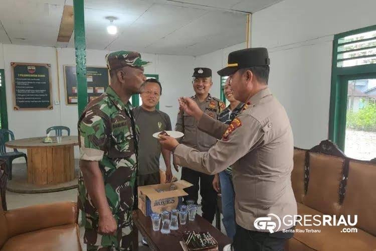 Polsek Kampar Kiri Hilir Surprise HUT TNI 79 Tahun, Sambangi Pos Ramil Sinergitas Pilkada Damai 2024 !