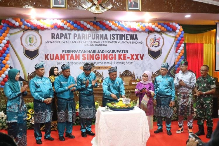 Kapolres Kuansing Hadiri Rapat Paripurna Istimewa DPRD Kab. Kuansing Dalam Rangka Memperingati Hari Jadi ke-25 Kabupaten Kuansing