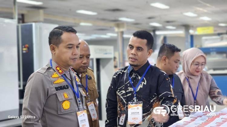 Kapolres dan Ketua KPU Kampar Tinjau Proses Pencetakan Surat Suara Pemilihan Bupati Kampar 2024