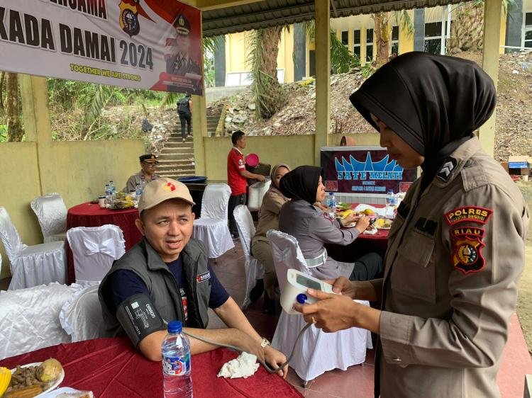 Subsatgas Dokkes Polres Kuansing Berikan Layanan Kesehatan kepada Paslon Bupati, Forkopimda, dan Pejabat Utama Polres Kuansing Dalam Rangka OMP LK 202