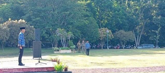 Peringati Hari Pahlawan, PJS Bupati Kuantan Singingi Melaksanakan Upacara Di Lapangan Upacara Komplek Pemda Dan Tabur Bunga Ke Makam KH Umar Oesman