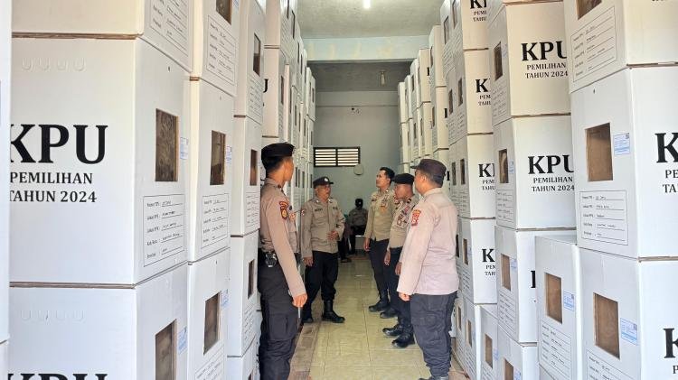 Polres Kuansing Lakukan Pengamanan Gudang Logistik KPU Kabupaten Kuansing Dalam Rangka OMP Lancang Kuning 2024