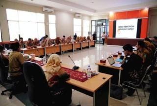 Pemkab Kuansing Mengadakan Acara Evaluasi Indeks Kematangan Perangkat Daerah Bersama Tim Dari Biro Organisasi Provinsi Riau Di Ruangan Rapat Multimedi