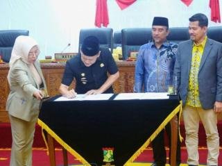 Pj Bupati Teken KUA-PPAS Kabupaten Kampar Tahun 2025