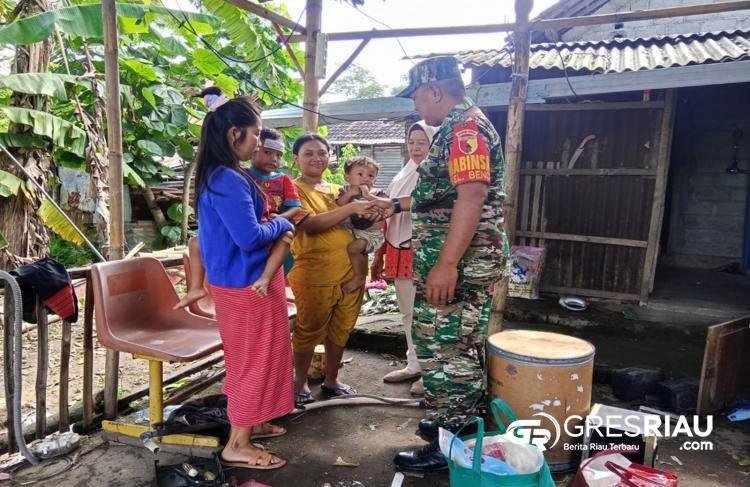 Peduli Anak Stunting, Babinsa Kelurahan Bence Dampingi Kader Posyandu Berikan Sembako Dan Tambahan Gizi