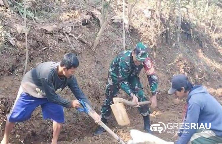 Babinsa Tapakrejo Bersama Warga Gelar Kerja Bakti Bersihkan Jalan Kampung