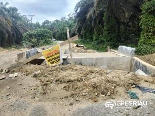 Warga Prihatin ! Ada Proyek Box Culvert Misterius di Jalan Penghubung Desa Domo - Gema Kampar Kiri !