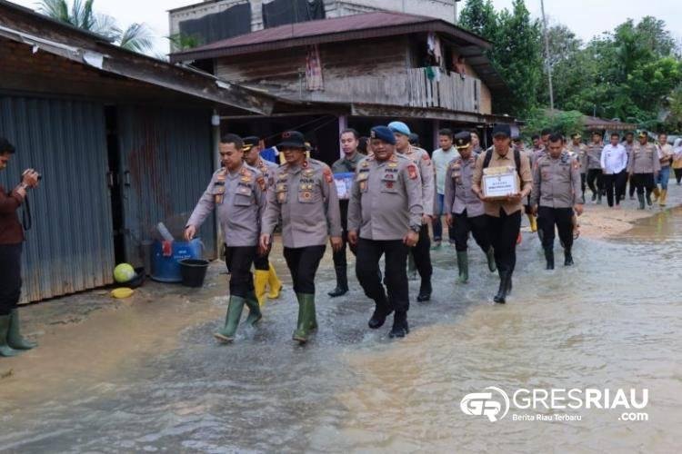 Wakapolda Riau, Brigjen Pol Adrianto Jossy Kusumo Didampingi Kapolres Kampar Tinjau Warga Terdampak Banjir Di Tiga Desa