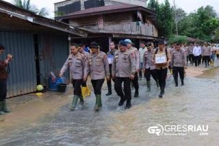 Wakapolda Riau, Brigjen Pol Adrianto Jossy Kusumo Didampingi Kapolres Kampar Tinjau Warga Terdampak Banjir Di Tiga Desa