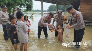 Di Mentulik, Kapolsek Kampar Kiri Hilir Hibur Anak-anak Terdampak Banjir dan Bagikan Sembako !