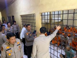Cek Ruang Tahanan, Kapolres Kuansing Pastikan Keamanan Kondisi Para Tahanan Sehat dan Lengkap 